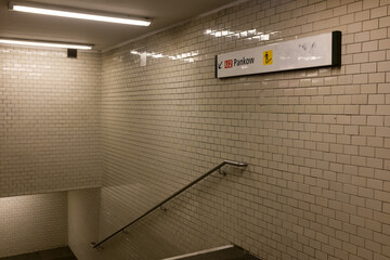 Entrada al metro de Berlín dirección Pankow - obrazy, fototapety, plakaty