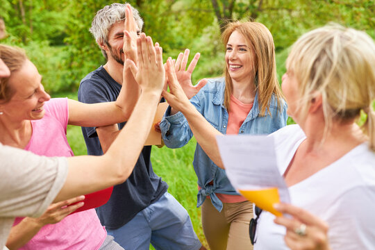 Junge Leute beim High Five im Teambuilding Workshop