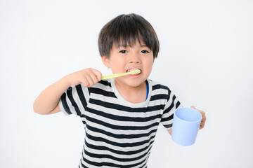 歯磨きをする子供　正面　カメラ目線　俯瞰