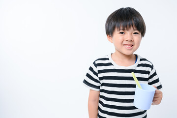 歯磨きをする子供　正面　カメラ目線