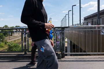 Dos personas cruzándose en un puente en Berlín