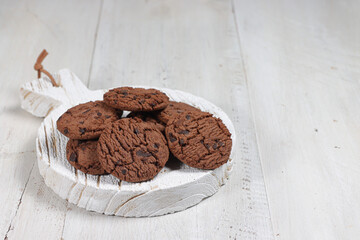 Choco chip cookies or biskuit coklat.