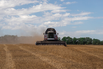 Obraz premium Modern harvester working on a wheat crop
