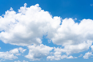 Naklejka na ściany i meble 美しい青空と雲の背景素材