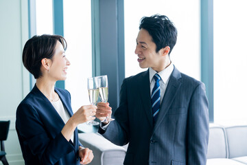 グラスを合わせて乾杯するビジネスマン