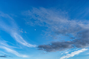 Fototapeta na wymiar błękitne niebo z ciemnymi chmurami
