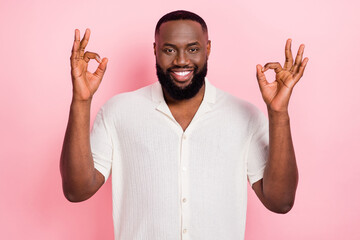 Naklejka premium Photo of friendly cheerful person two hands fingers demonstrate okey isolated on pink color background