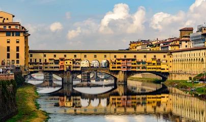 Photo sur Plexiglas Ponte Vecchio The famous bridge Ponte Vecchio over Arno river in Florence in cloudy day.