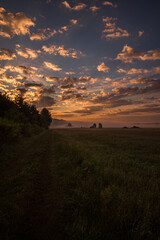 Wschód słońca latem