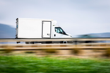 Furgoneta de transporte veloz, paquetería express, transporte urgente