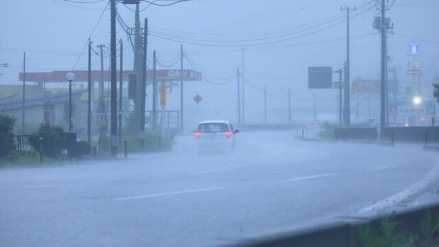大雨　道路　水しぶきを上げて走行する自動車	