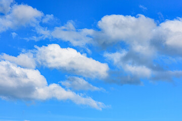 Naklejka na ściany i meble 青空に浮かぶ白い雲 