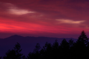 赤く焼ける朝焼けの空と稜線－長野県佐久穂町
