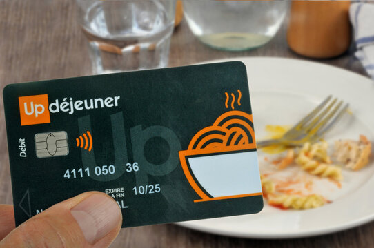 Titre restaurant Updéjeuner sous forme de carte en main