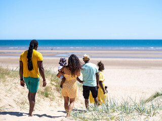 Family with baby boy (12-17 months) going to beach © Cultura Creative