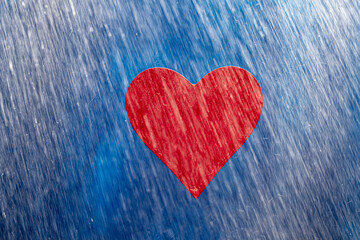 Rotes Herz aus Holz mit Struktur im Regen vor blauem Grund