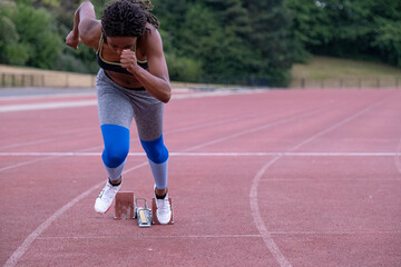 Obraz premium Athletic woman on running track
