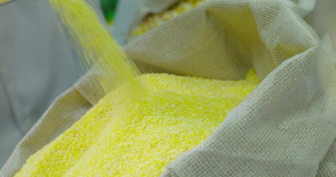 poudre de farine de ma&iuml;s dans un sac,