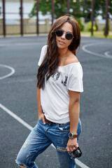 Fashionable portrait of beautiful brunette woman in sunglasses - 522272512