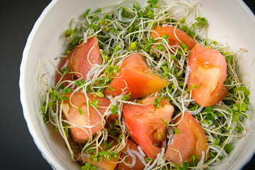 ファイトケミカルを豊富に含む、ブロッコリースーパースプラウトを使ったフレッシュなサラダ