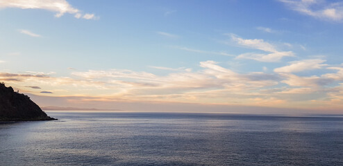 Naklejka premium san sebastian mar oceano cielo nubes colores azul montañas