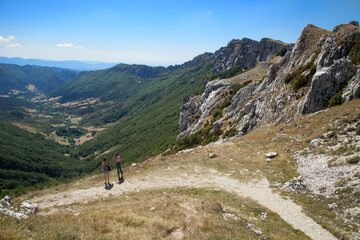Fototapeta na wymiar Deux touristes femmes contemplant une vallée dans le massif du Vercors (Drôme)