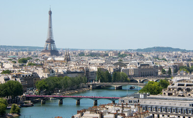 Paris et la Tour Eiffel depuis la tour Saint Jacques, avec le pont des arts qui enjambe la Seine, le musée d'Orsay et le palais du Trocadéro - obrazy, fototapety, plakaty