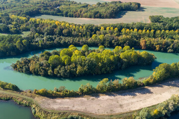 Petite île naturelle en forme d'œil vue du ciel