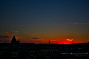 Fototapeta na wymiar Silueta de una puesta de sol