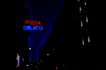 Cartel neon pizzeria en Roma, Italia