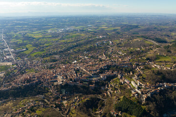 Obraz premium Aerial view of dense historic center of Thiers town in Puy-de-Dome department, Auvergne-Rhone-Alpes region in France. Rooftops of old buildings and narrow streets