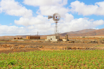 Molino de viento met&aacute;lico en Fuerteventura, Islas Canarias