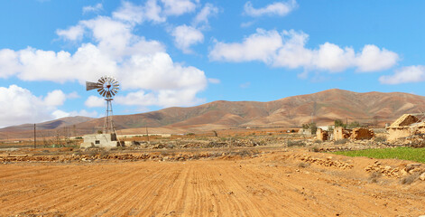 Molino de viento metálico en Fuerteventura, Islas Canarias