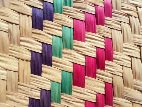 Textura del tejido artesanal de un petate mexicano 