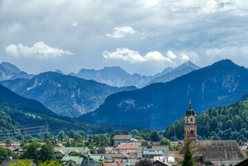 Obraz premium Blick auf Mittenwald und die Alpen im Hintergrund