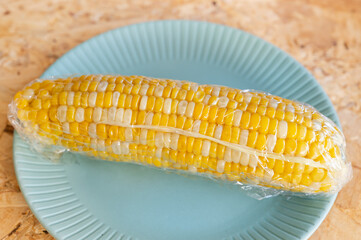 ラップに包んでレンチンしたトウモロコシ