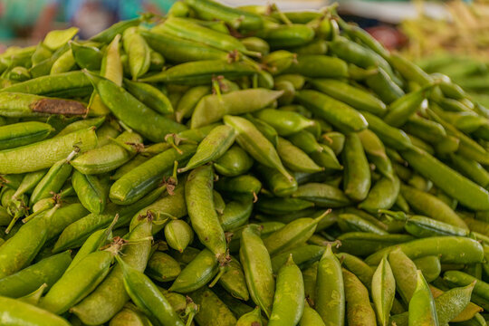 monta&ntilde;a de arvejas en la plaza de mercado
