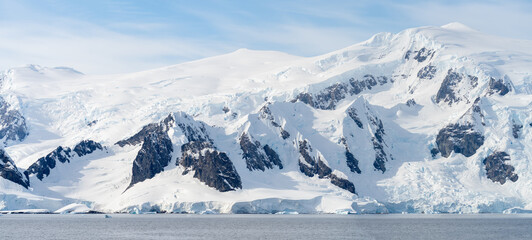 antarktische Eisberg Landschaft bei Portal Point welches am Zugang zu Charlotte Bay auf der Reclus Halbinsel, an der Westküste von Graham Land liegt