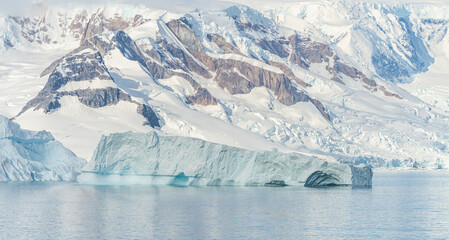 antarktische Eisberg Landschaft bei Portal Point welches am Zugang zu Charlotte Bay auf der Reclus Halbinsel, an der Westküste von Graham Land liegt © stylefoto24