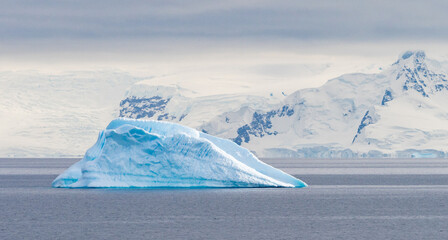 antarktische Eisberg Landschaft bei Portal Point welches am Zugang zu Charlotte Bay auf der Reclus...