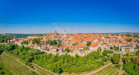 Panorama Luftbild der historischen Altstadt von Rothenburg ob der Tauber mit Stadtmauer und Fachwerkhäusern nahe Nürnberg in Franken, Bayern, Deutschland