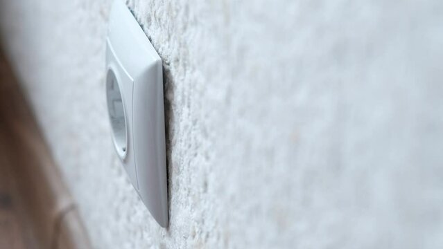 plugs mosquito repellant into socket