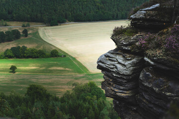 Pfaffenstein sächsische Schweiz Stein als Gesichtsform mit Feldern im Hintergrund