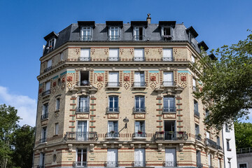 Paris, beautiful buildings, typical facade in the 20e arrondissement - obrazy, fototapety, plakaty