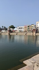 Obraz premium Commerce and worship coexist in Kumbakonam, Pond surrounded by temples in Kumbakonam, Tamil Nadu, India