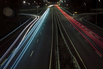 Fototapeta na wymiar Bundestraße bei Nacht, Schlieren, Lichteffekt