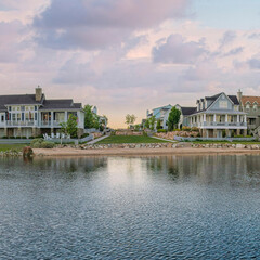 Obraz premium Square Puffy clouds at sunset Panoramic view of Oquirrh Lake with reflective water at Daybreak
