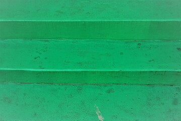 Türkisfarbene Treppenstufen aus Beton 