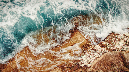 Fototapeta na wymiar waves on the rock
