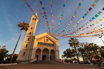 Igreja com bandeiras de festa junina